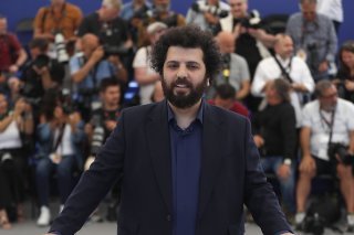 La simple projection de son film au Festival de Cannes vaut au réalisateur Saeed Roustaee six mois de prison dans son pays.